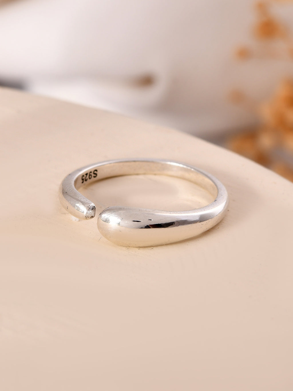 Elara Curve Ring